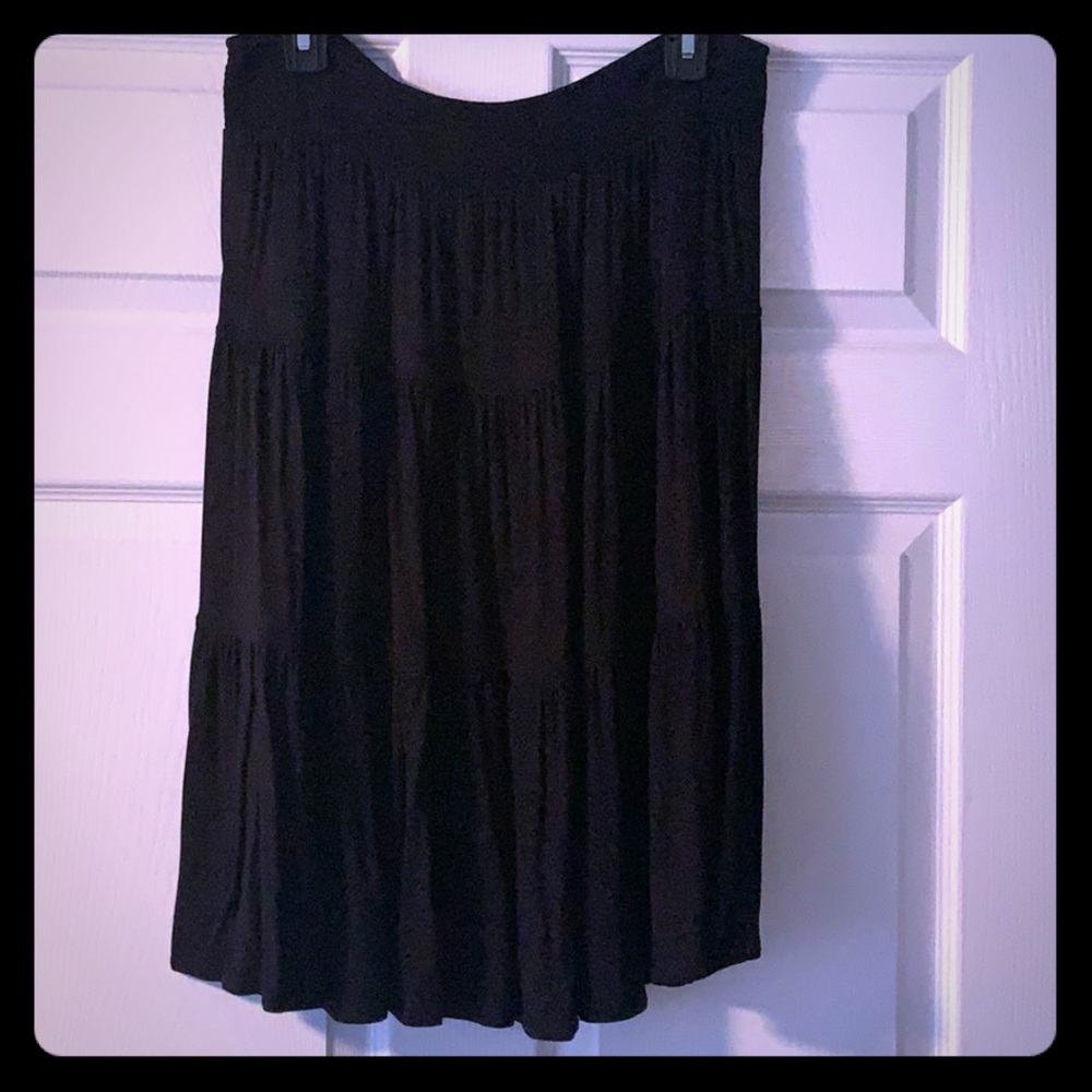 Black skirt. “Tierd” pattern